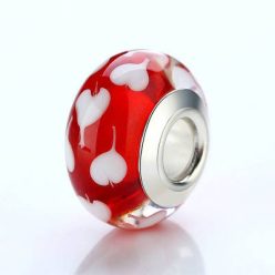 Talisman din sticlă cu inimă albă pe fundal roșu