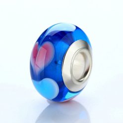 Talisman din sticlă cu model de inimă pe fundal albastru
